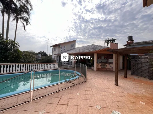 Foto de uma piscina externa e área de lazer de uma residência em Lajeado.