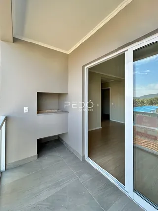 Interior de uma sala com paredes brancas e piso de cerâmica.