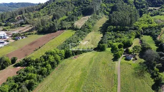 Vista aérea de terrenos e vegetação na região de Lajeado, Brasil.