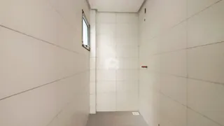 Corredor interno de uma residência com paredes brancas.
