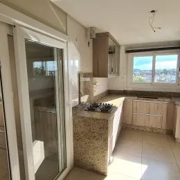 Vista de uma área interna com grande janela em um imóvel em Lajeado.