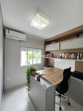 Interior de uma sala de estar moderna com armários de madeira.
