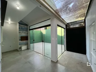 Espaço interno com piso de cerâmica e parede decorada em Lajeado, Brasil.