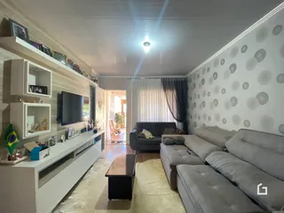 Sala de estar com sofá e decoração moderna em Lajeado, Brasil.