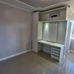 Foto de um cômodo interno com paredes brancas e piso claro.