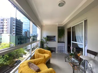Sala com vista para o exterior através de uma grande janela.