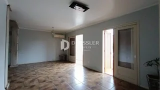 Interior de uma sala ampla com piso de cerâmica.