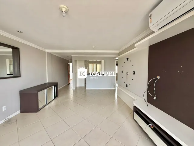 Hall de entrada com piso de cerâmica clara e parede de destaque escura.
