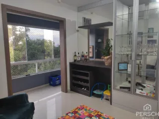 Sala de estar com grande janela de vidro e piso claro.