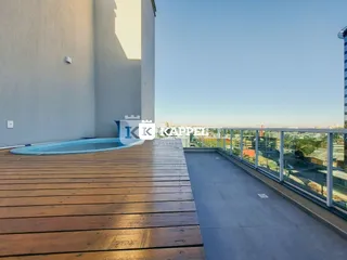 Deck de madeira com vista panorâmica da cidade.