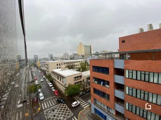 Vista externa de edifícios em uma área urbana.