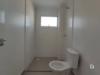 Foto de um banheiro interno em uma residência.