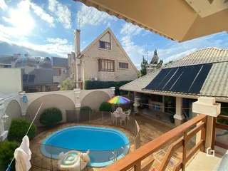 Foto da piscina e área externa de uma residência em Lajeado.