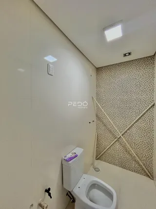 Foto de um banheiro interno com revestimento de parede.