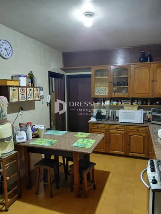 Uma sala de jantar com móveis de madeira e armários.