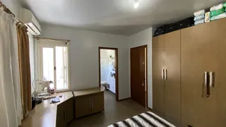 Foto de uma sala de estar com janelas e armários de madeira.