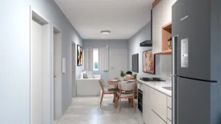 Foto de um corredor interno com paredes brancas e portas.