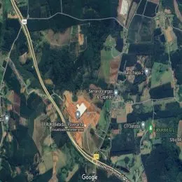 Vista aérea de uma área rural com vegetação e estradas.
