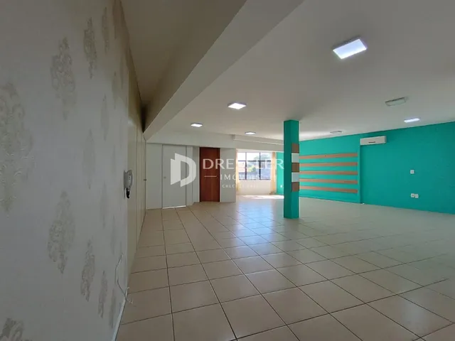 Vista de um ambiente interno com piso de cerâmica e paredes brancas.