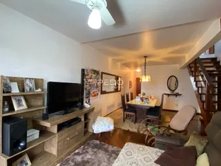 Sala de estar com piso de madeira e área de jantar em um imóvel no Brasil.