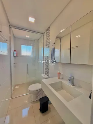 Foto interna de um banheiro moderno com revestimento cerâmico.