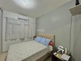 Quarto com cama e janela decorada.