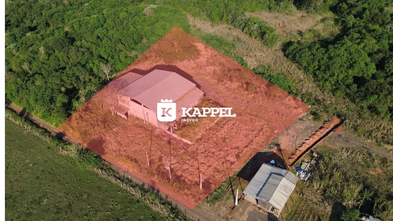 Vista aérea de um terreno com uma construção no centro.