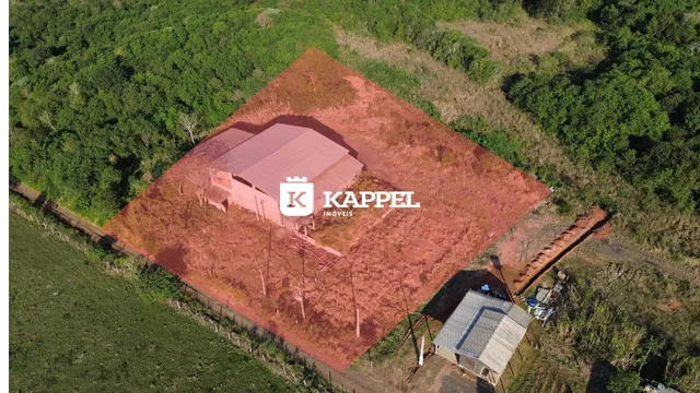 Vista aérea de um terreno com uma construção no centro.