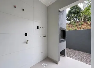 Parede branca com painéis modernos em um ambiente interno.