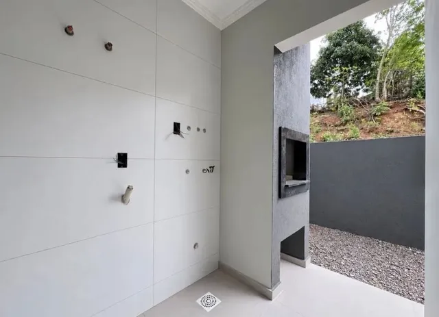 Parede branca com painéis modernos em um ambiente interno.