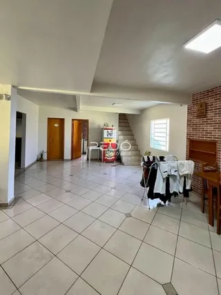 Imagem de uma área comum interna de uma residência.