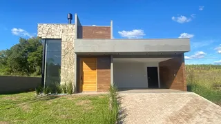 Fachada de uma residência moderna com revestimento de pedra e madeira em Lajeado, Brasil.