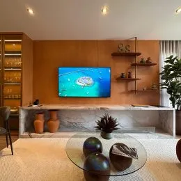 Foto de um ambiente interno com bancada e prateleiras de madeira.
