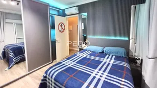Quarto com cama de casal e porta de acesso a um corredor.