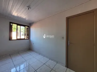 Interior de uma sala com piso de cerâmica e janela.