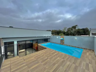 Vista da piscina e área externa com deck de madeira em Lajeado, Brasil.