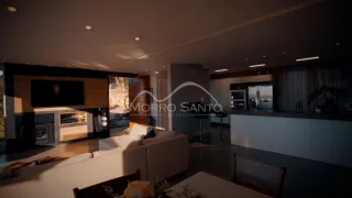 Sala de estar moderna com sofá e lareira em ambiente interno.