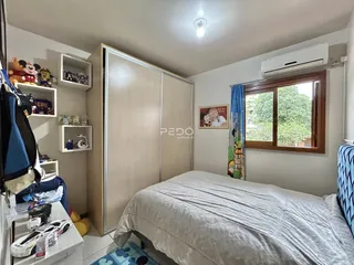 Quarto com armários embutidos e cama em um imóvel no Brasil.