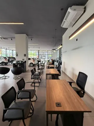 Foto de uma sala de estar com mesa de madeira em um imóvel no Brasil.
