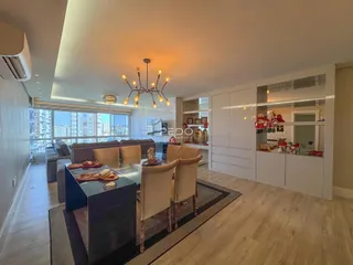 Sala de estar com vista para a cidade e decoração moderna.