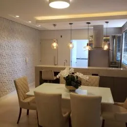 Foto de um ambiente interno com mesa e cadeiras em um apartamento.