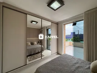 Quarto com cama e porta de vidro que dá acesso à área externa.
