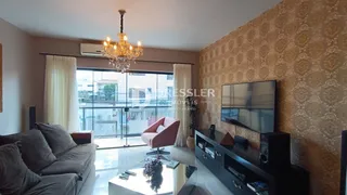 Sala de estar com portas de vidro e vista externa.