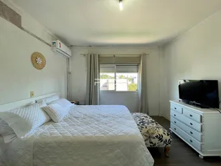 Quarto com cama e janela em um imóvel.