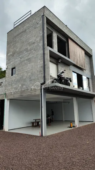 Fachada de um prédio moderno com estrutura de concreto em Lajeado, Brasil.
