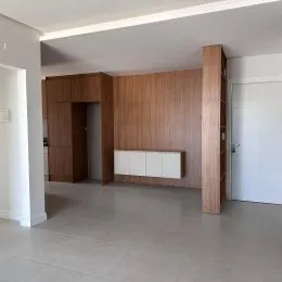 Interior de um corredor com painéis de madeira na parede.