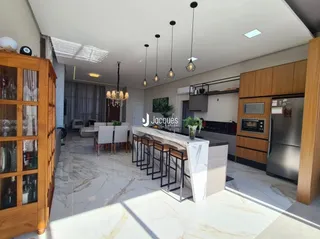 Ambiente interno de sala de estar com piso de mármore e armários de madeira.