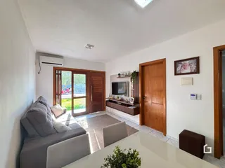 Sala de estar com porta de vidro e móveis de madeira.