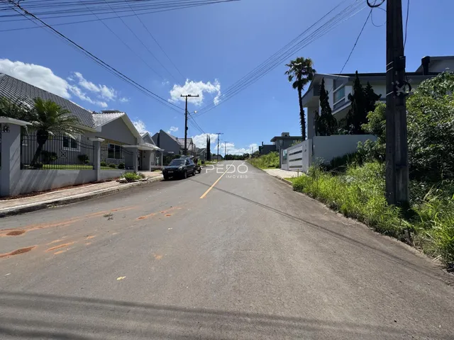 Vista da rua em Lajeado, Brasil, mostrando casas residenciais.