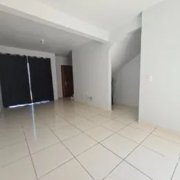 Vista interna de um ambiente com piso de cerâmica claro.
